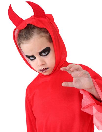 Gros plan sur la capuche à cornes et le maquillage du déguisement de diable pour enfant