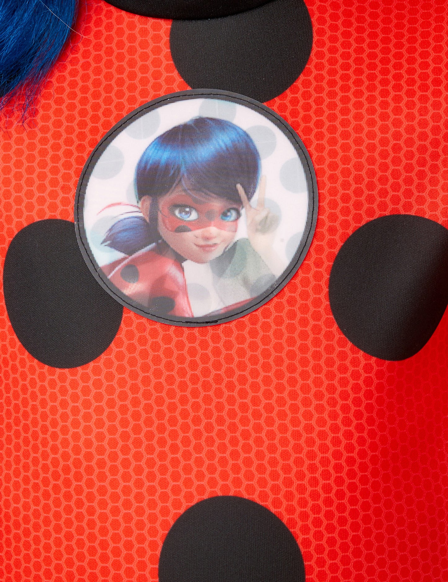 Détail de l'écusson du déguisement et masque Miraculous Ladybug