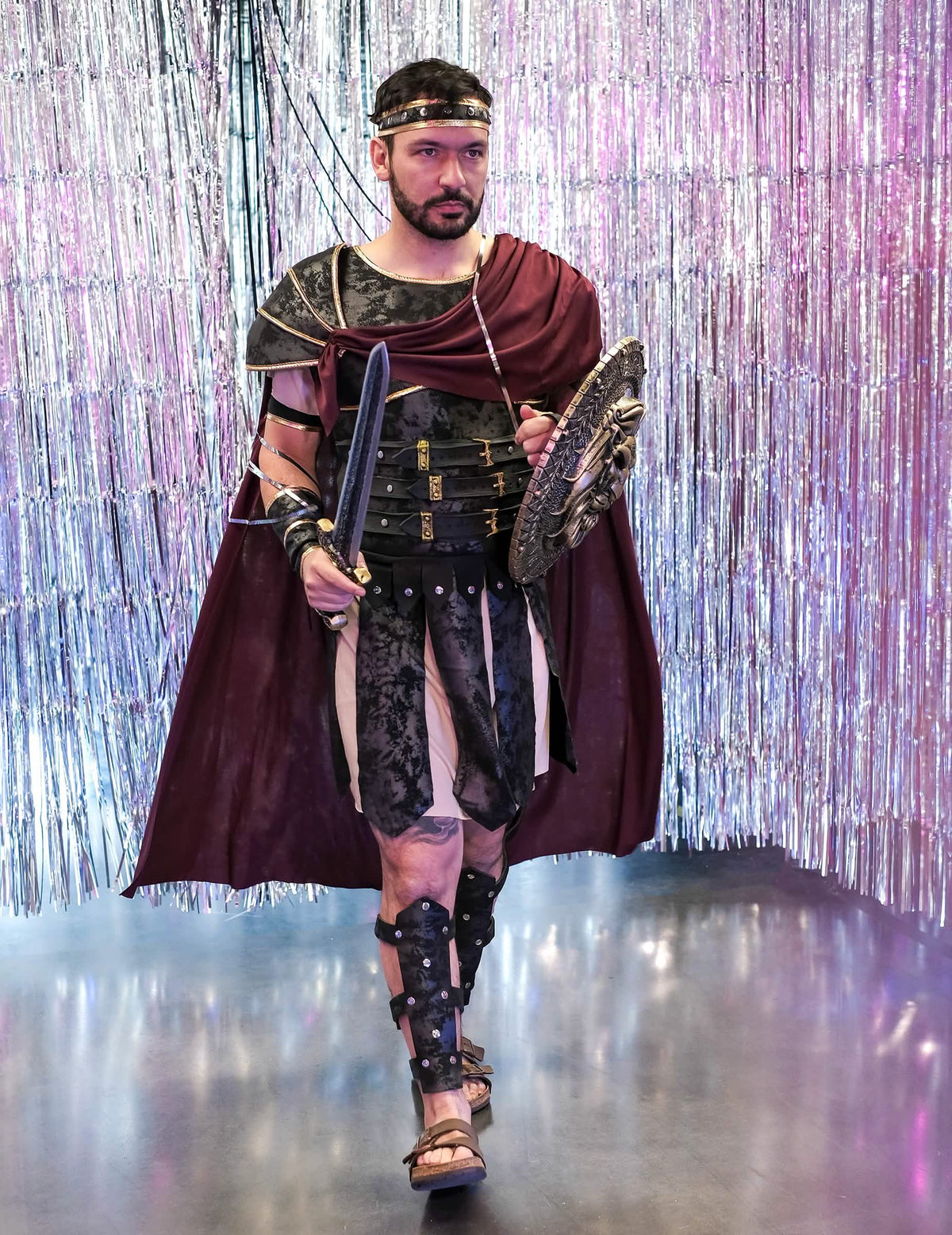 Mise en situation de marche du déguisement de gladiateur romain pour homme