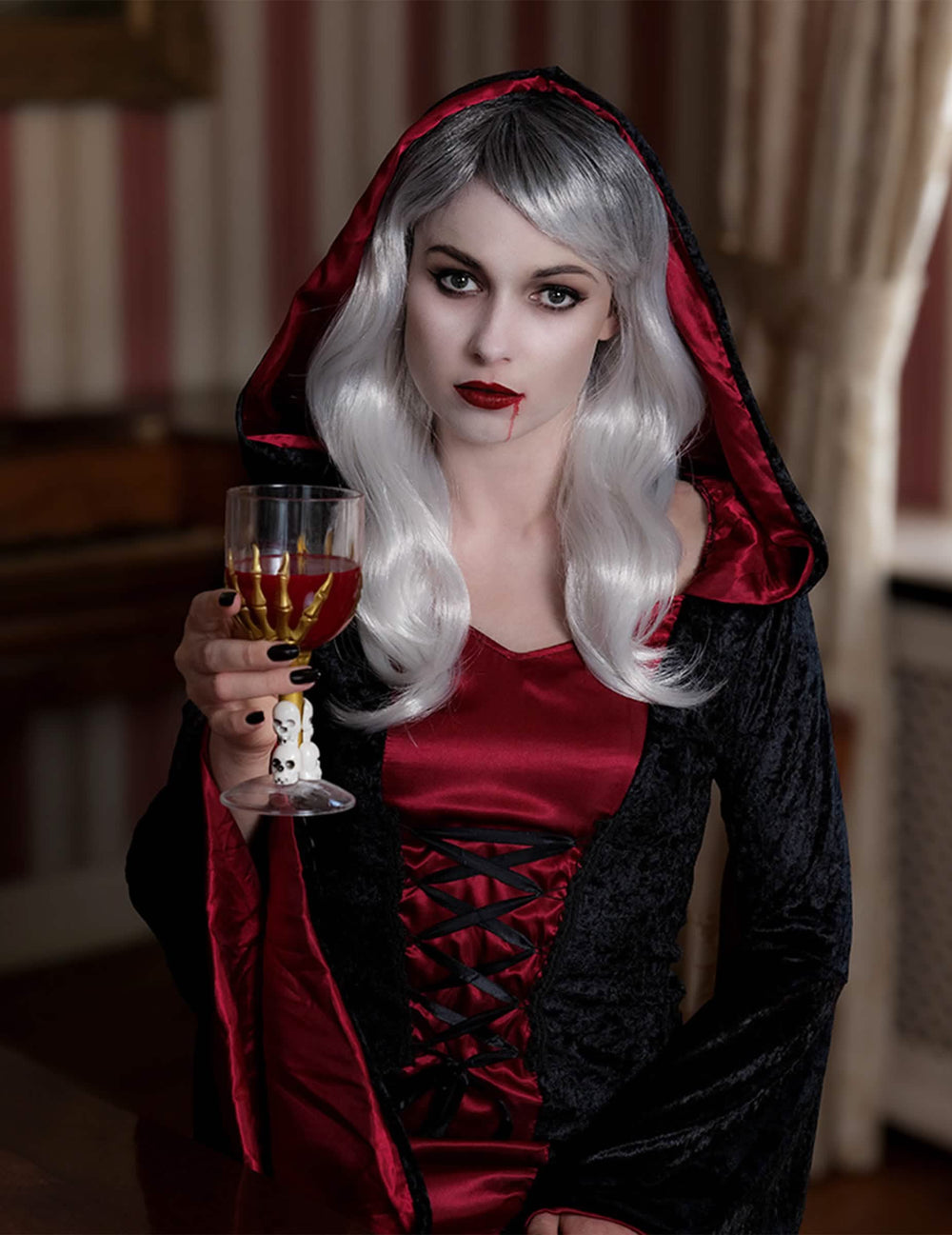 Nahaufnahme des Oberkörpers des kapuzenartigen Gothic-Kostüms für Damen