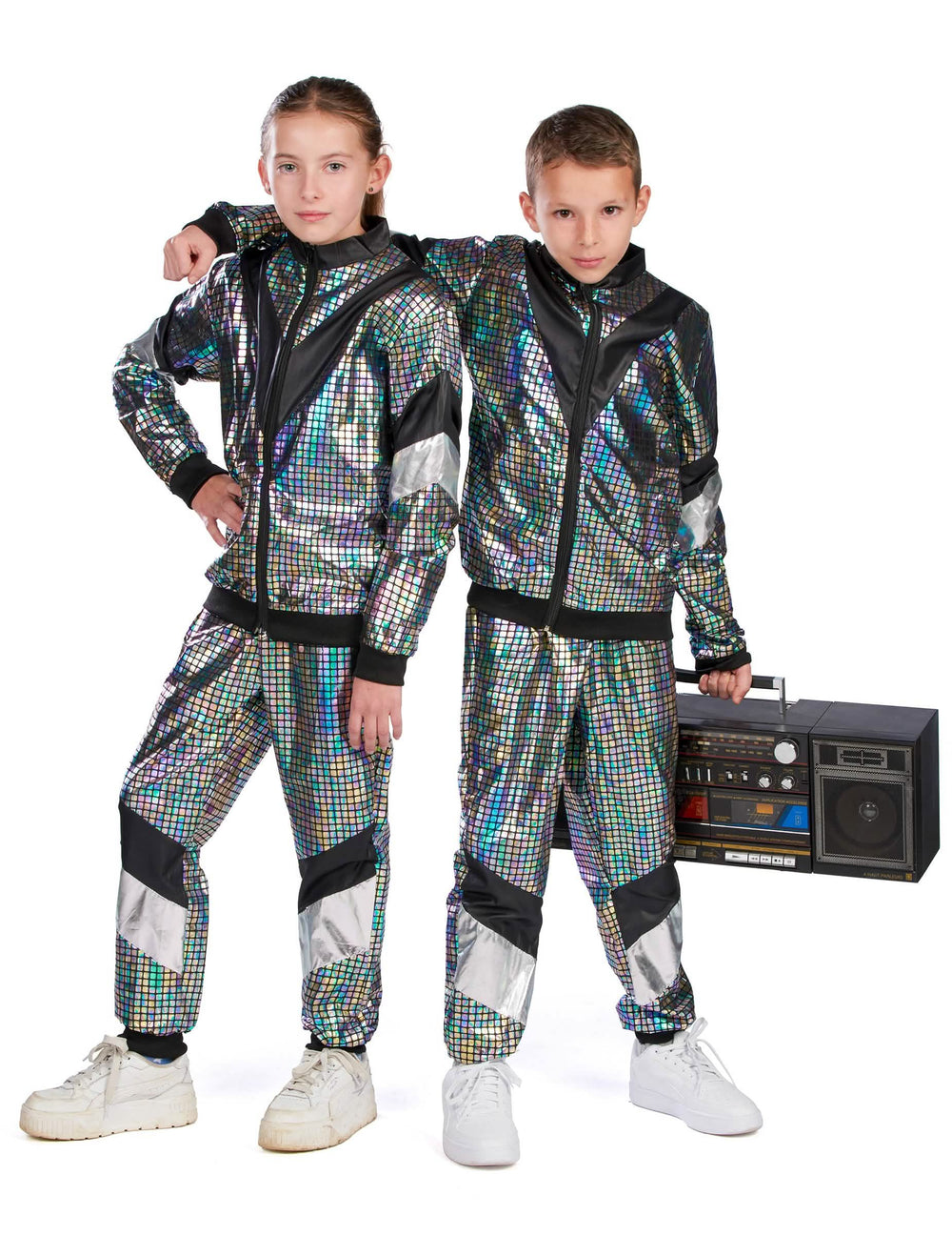 Mise en situation en duo avec poste radio du déguisement jogging disco années 80 adolescent