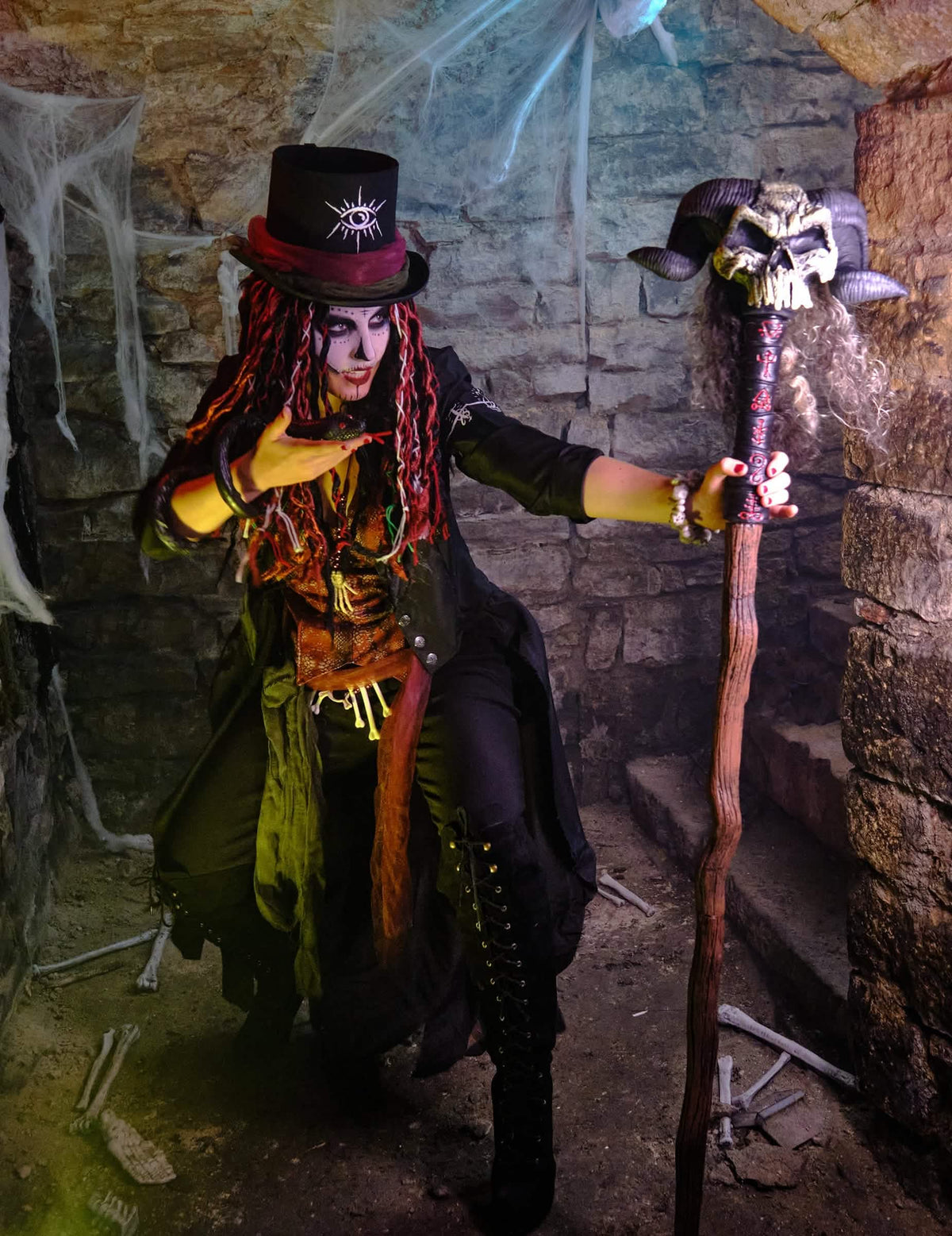 Inszenierung in einem Krypta-Dekor des Luxus-Voodoo-Zauberinnenkostüms
