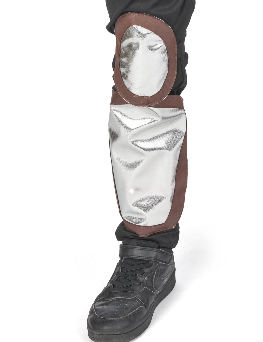 Detail des grauen, silbernen Schienbeinschoners des Ninja-Kostüms für Jungen