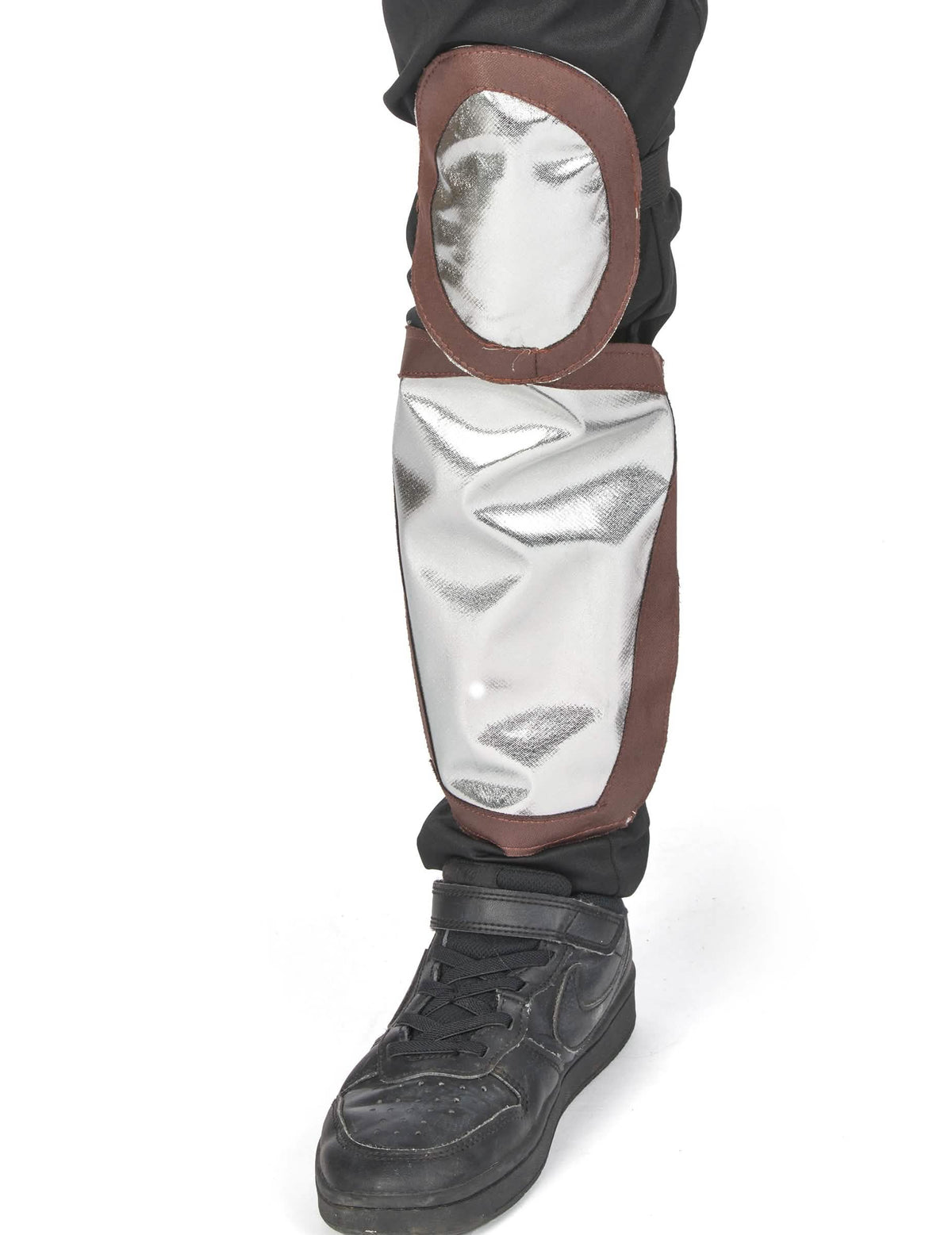 Detail des grauen, silbernen Schienbeinschoners des Ninja-Kostüms für Jungen