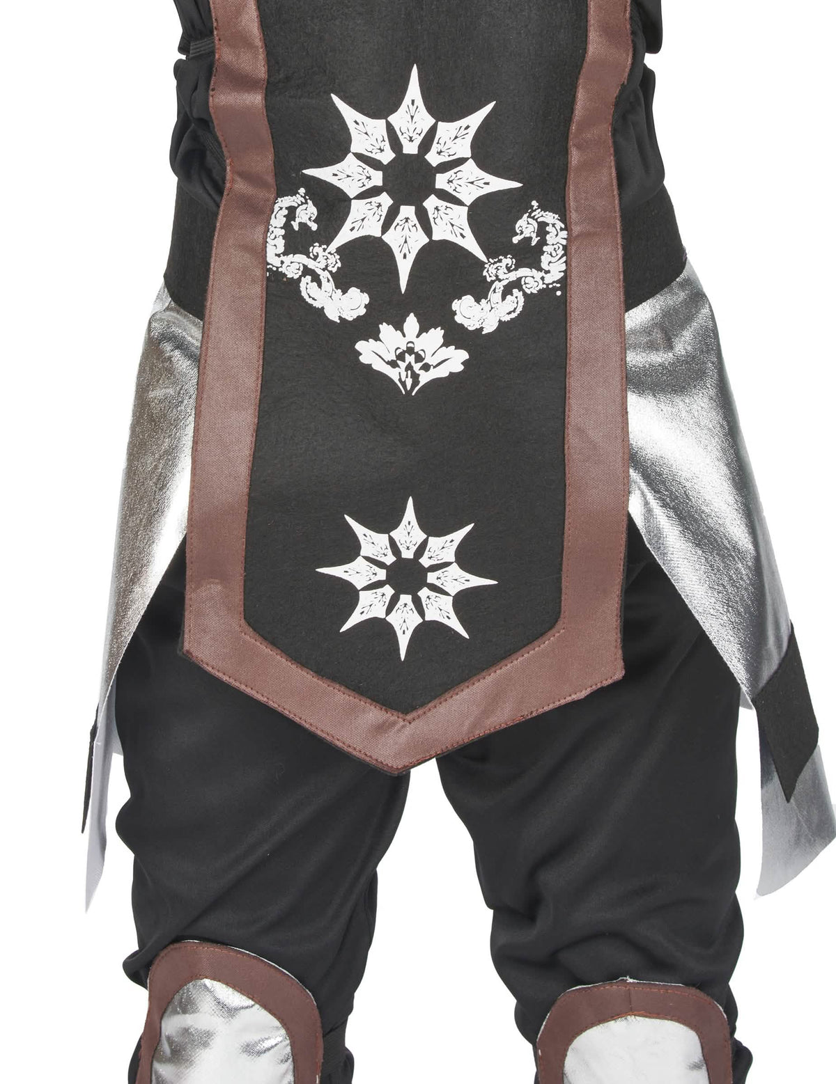 Detail der Muster und der silbernen Einsätze des Ninja-Kostüms für Jungen