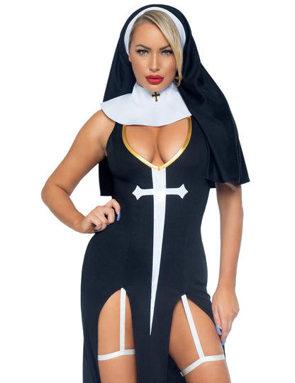 Détail du buste et du col du déguisement de nonne sexy pour femme