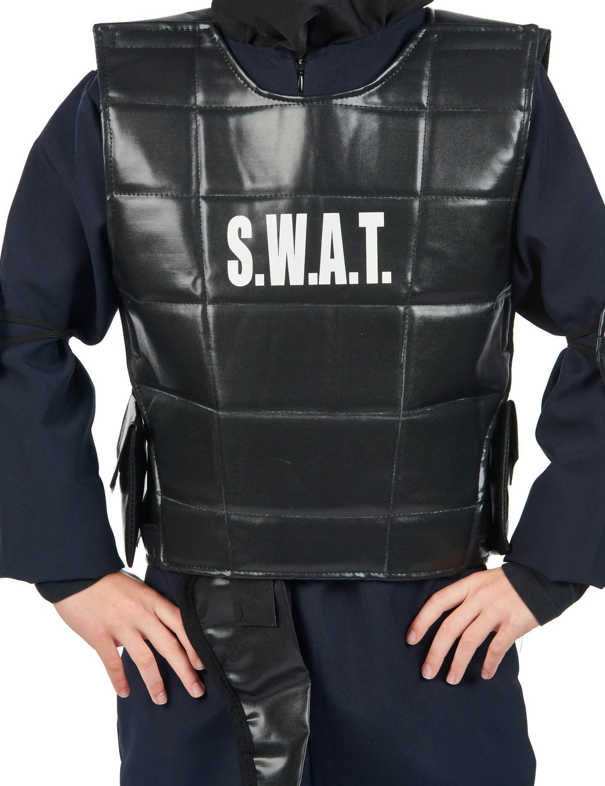 Gros plan sur le plastron avec inscription du déguisement officier du SWAT