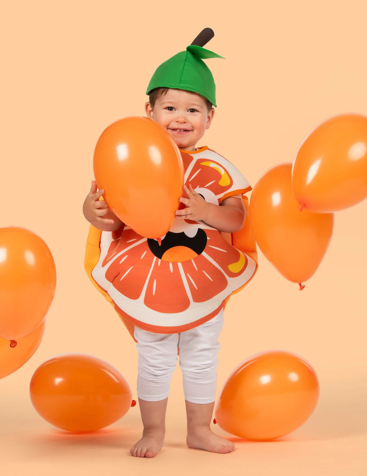 Situation mit Luftballons des Kostüms der kleinen orange