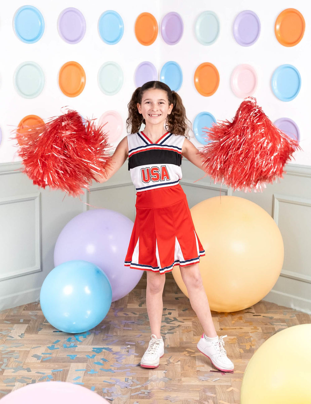 Frontalansicht in voller Länge mit Cheerleader Pompons des USA-Pompon-Girl-Kostüms