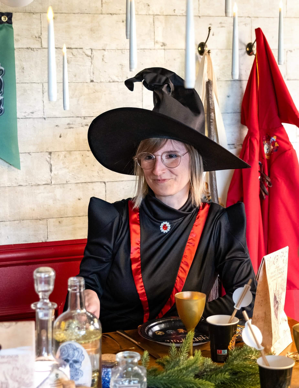 Großaufnahme von Oberteil und Hut des Magierprofessorin-Kostüms für Damen