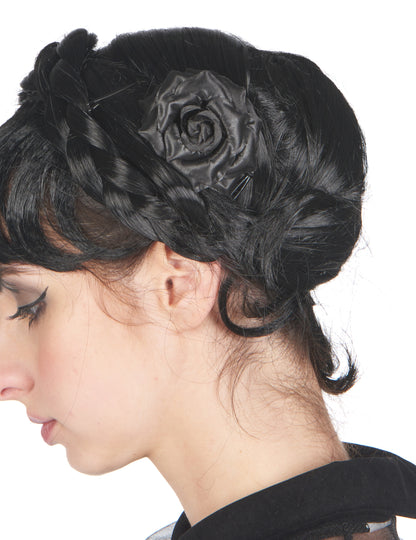 Gros plan sur la rose noire et la coiffure du déguisement robe de bal gothique