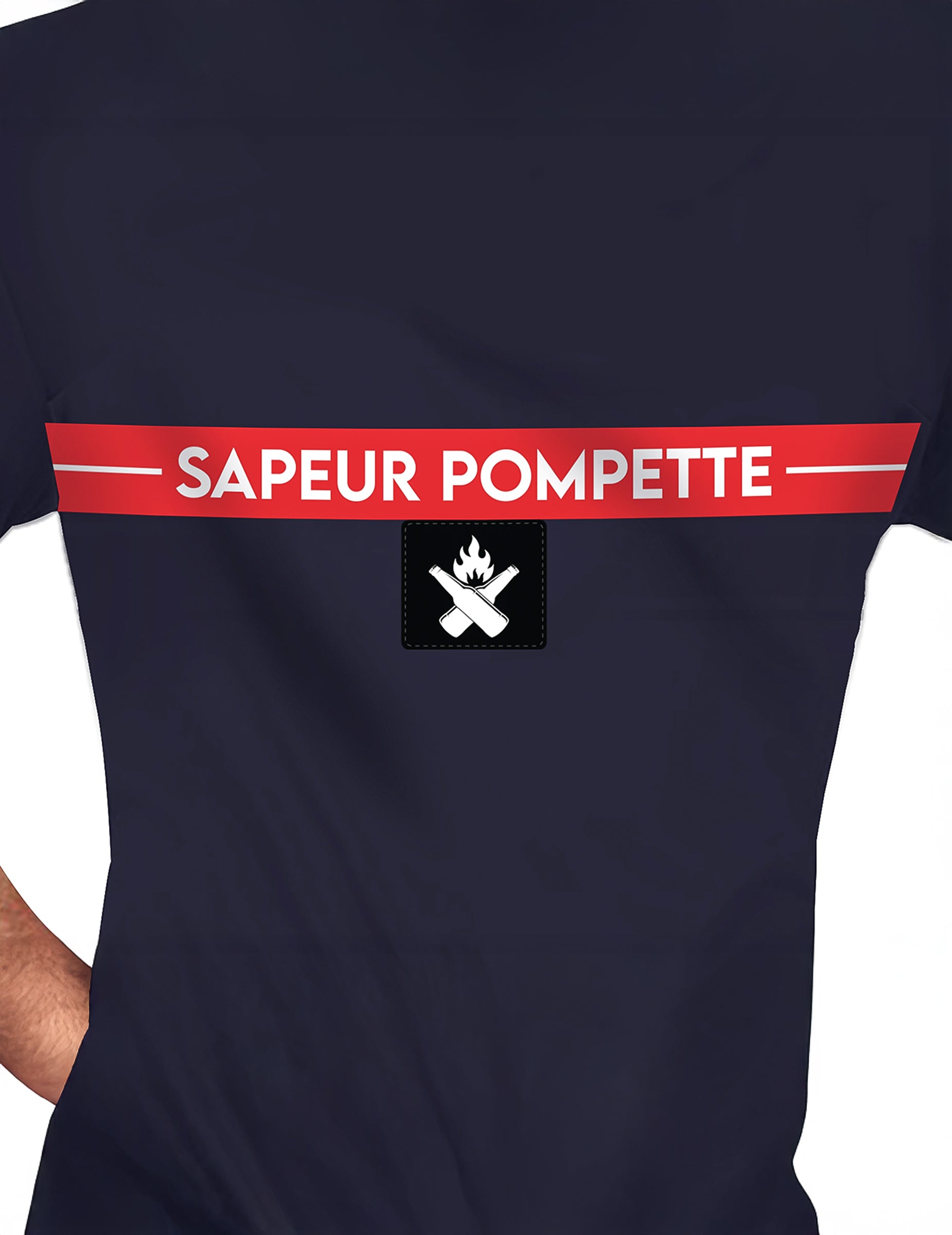 Gros plan sur l'inscription et le logo du déguisement sapeur pompette