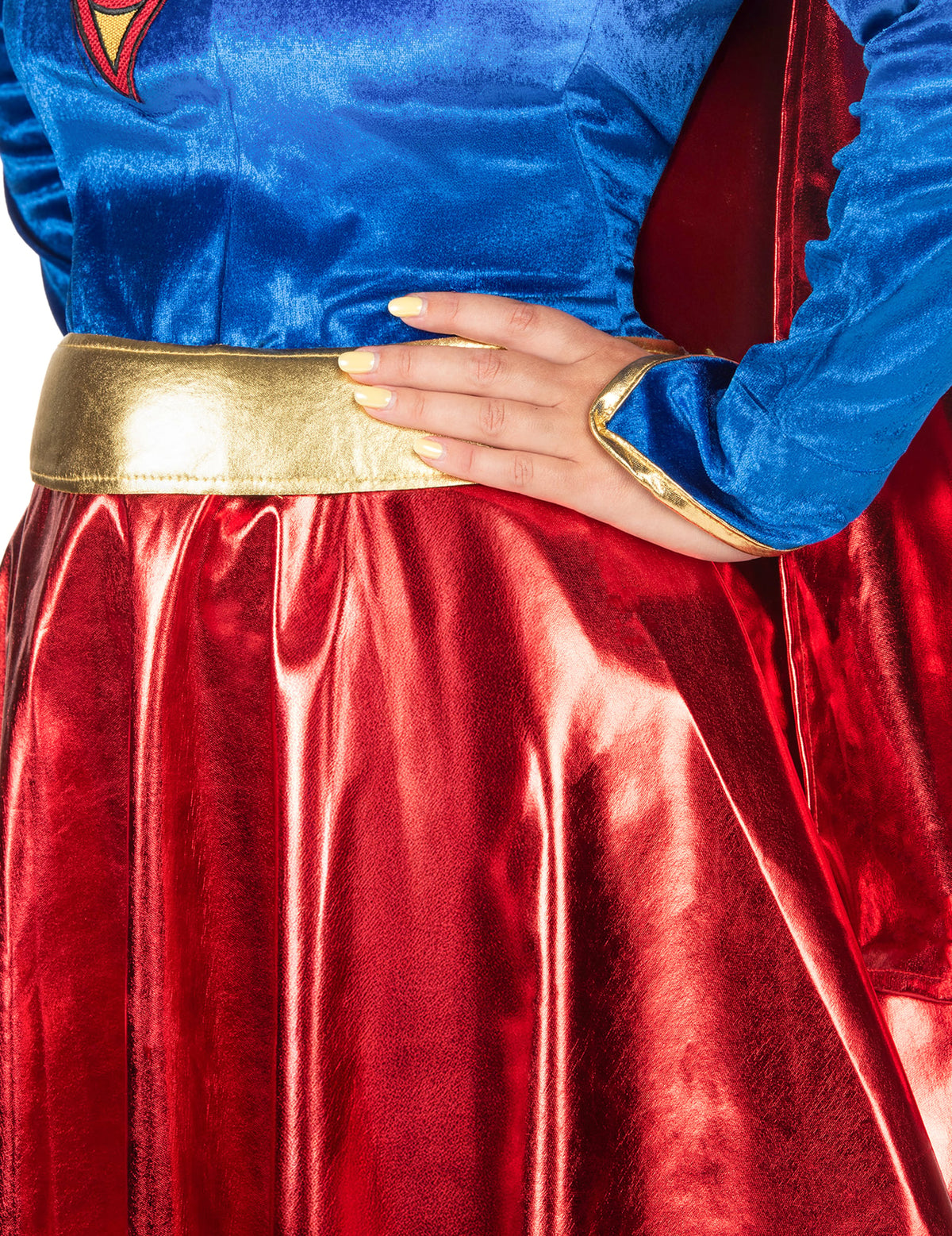 Détail de la ceinture dorée et du haut du déguisement sexy Supergirl pour femme