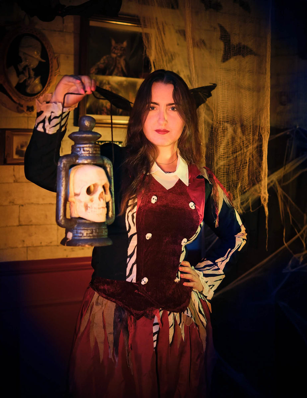 Voodoo-Hexe Damen Kostüm bordeaux und Schwarz mit Totenkopf-Laterne