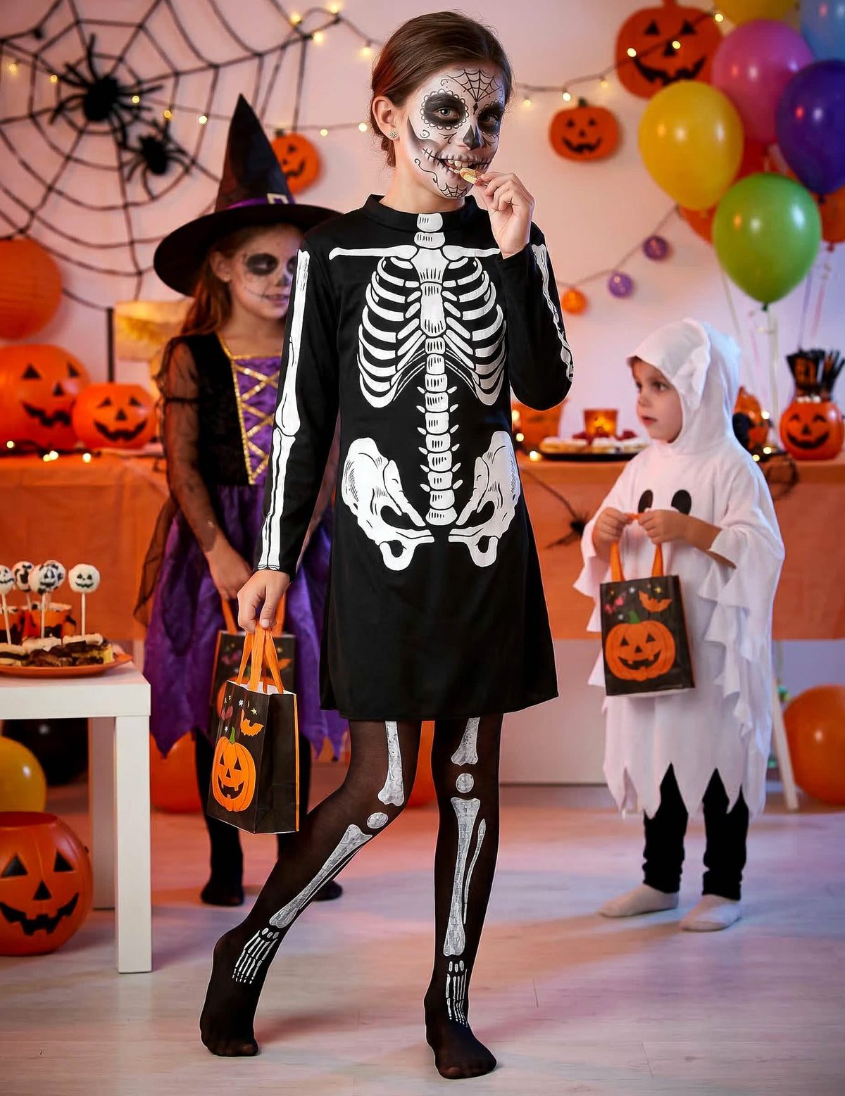 Festive Inszenierung des Halloween-Skelettkostüms