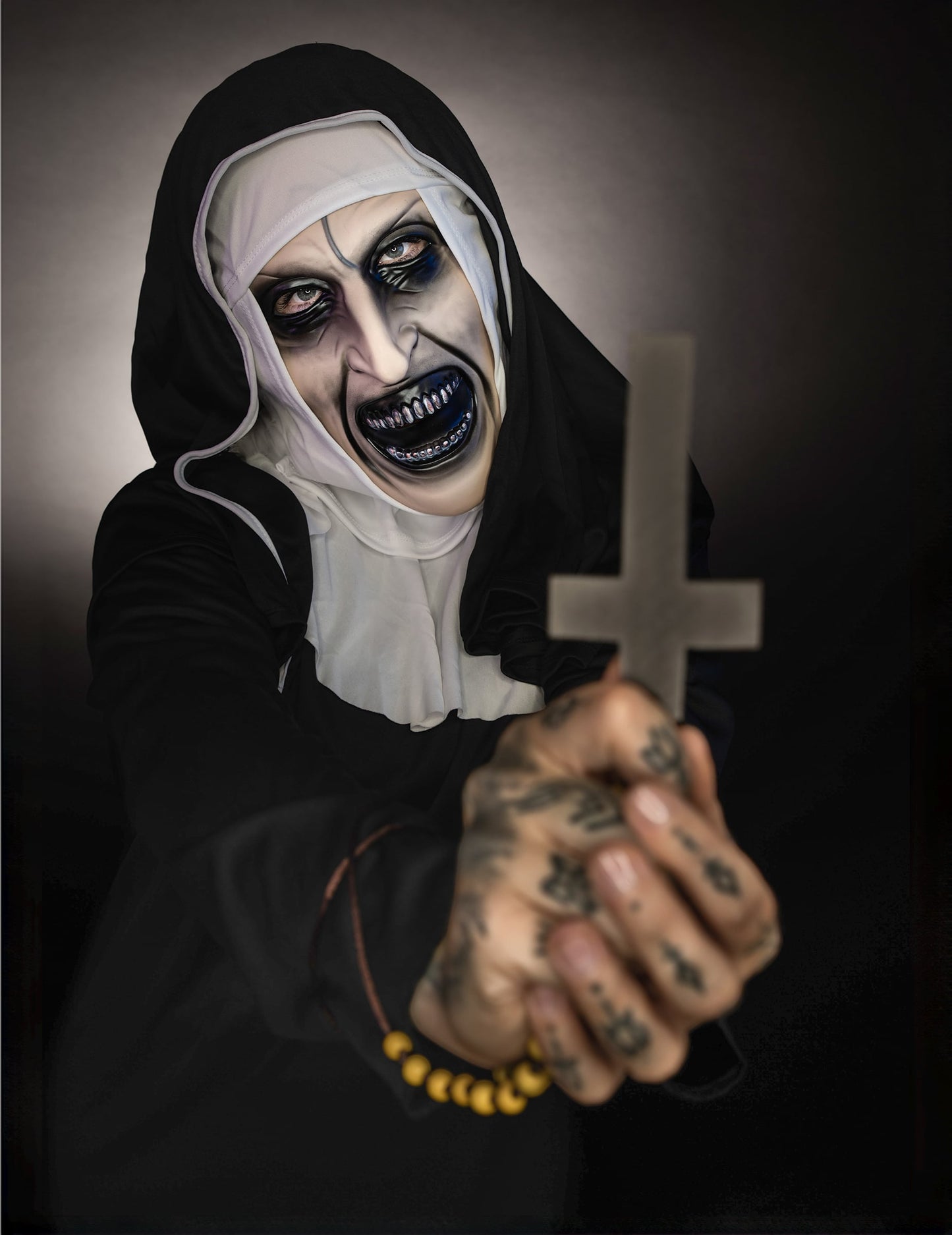 Détail de la croix et du visage terrifiant du déguisement The Nun™ pour adulte