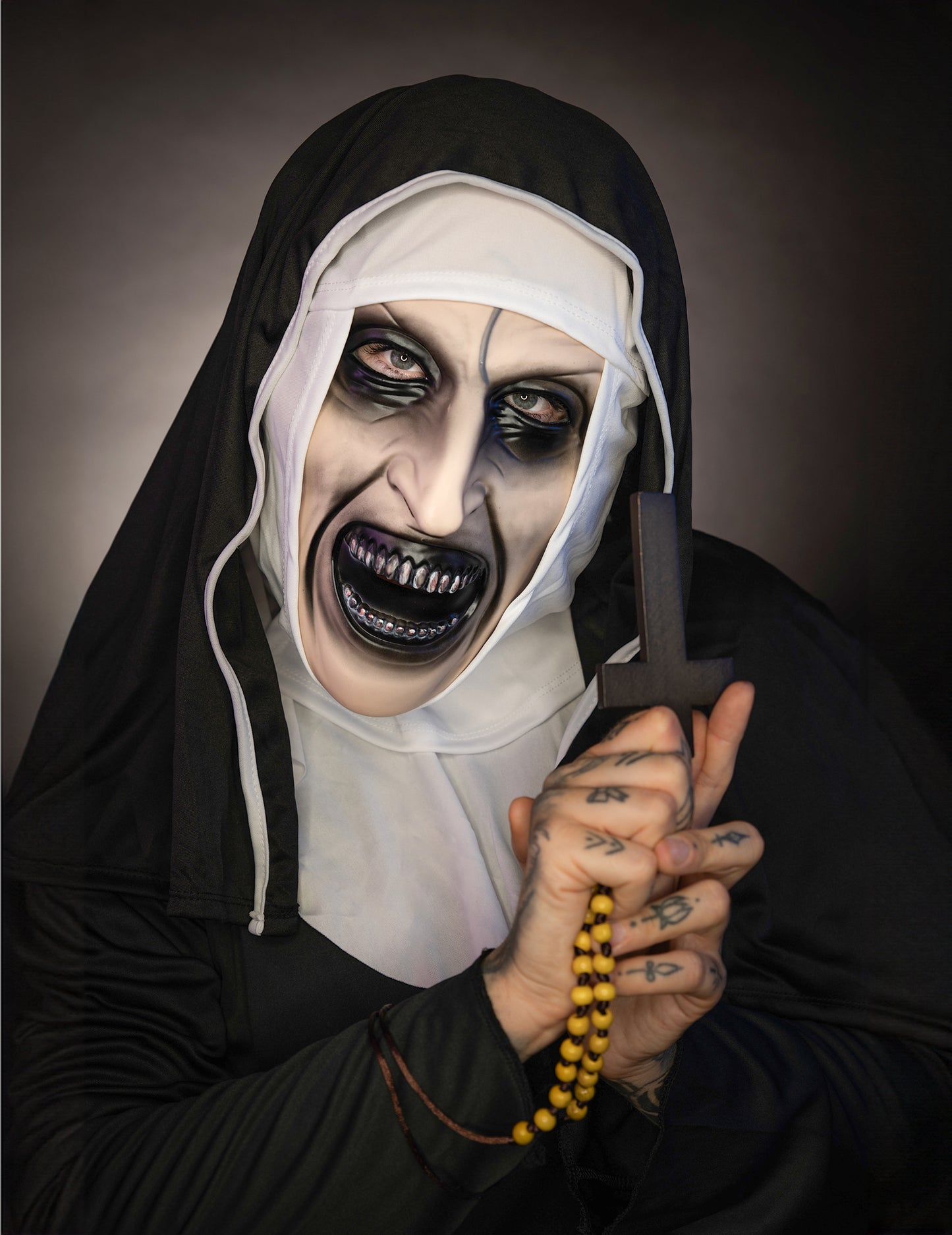 Gros plan sur le masque terrifiant et le chapelet du déguisement The Nun™ pour adulte