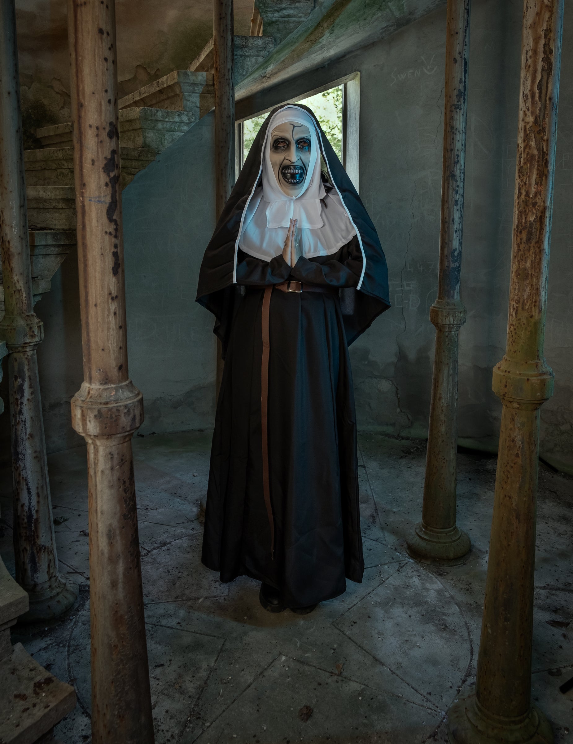Mise en situation du déguisement The Nun™ pour adulte