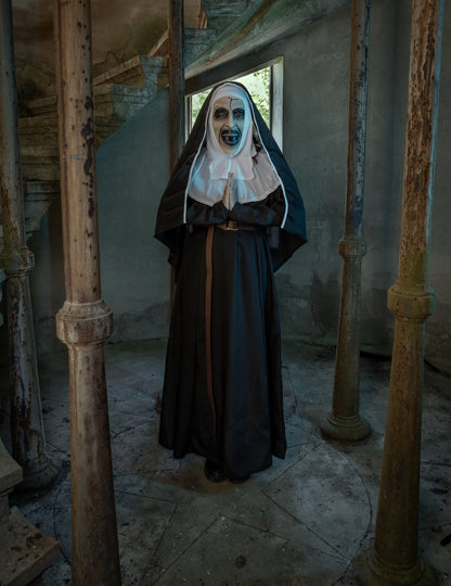 Mise en situation du déguisement The Nun™ pour adulte