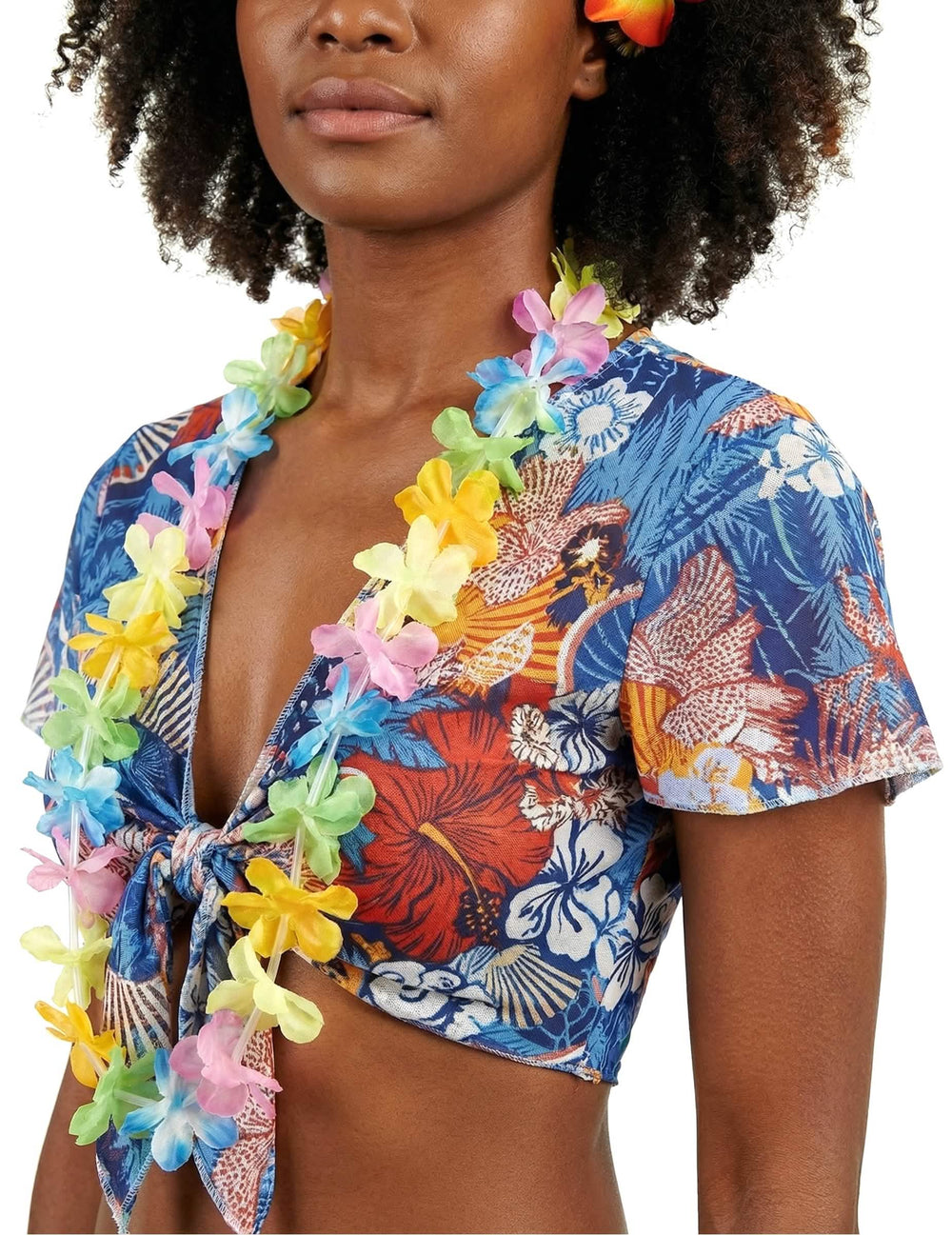 Gros plan sur le haut et le collier de fleurs du déguisement touriste hawaïenne