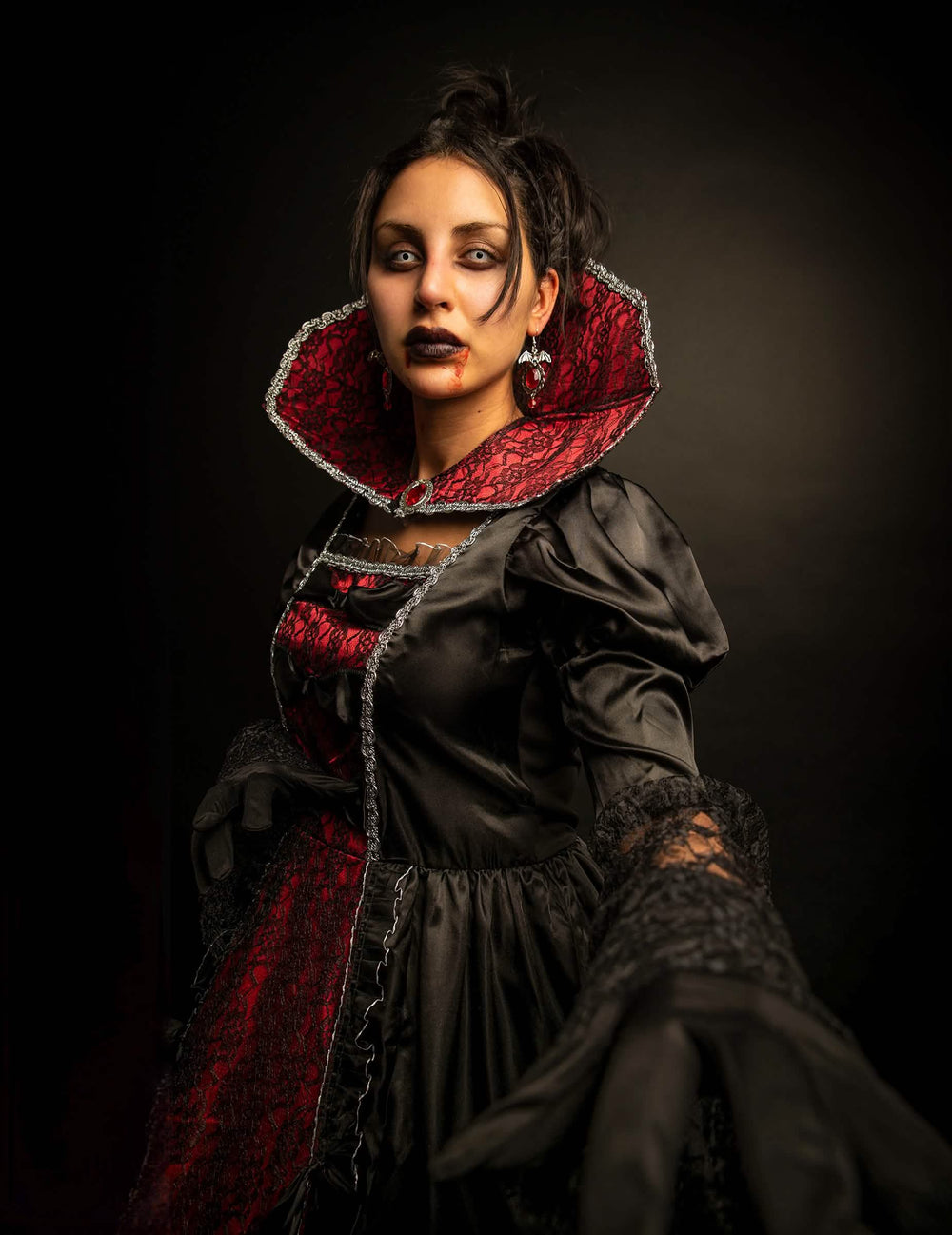 Vorderansicht des barocken Luxus-Vampirkostüms für Damen