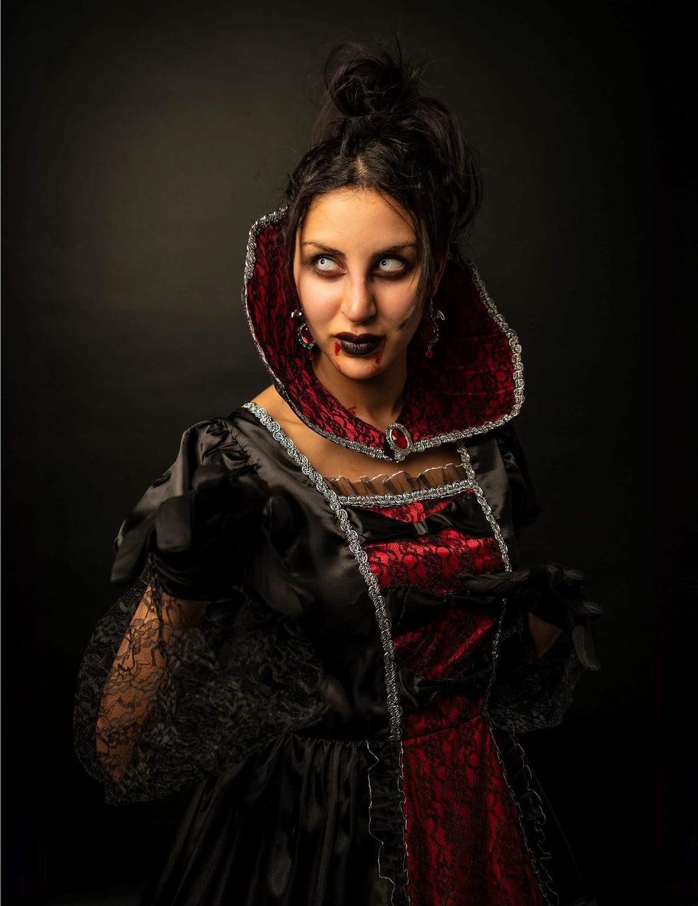 Detail der Schminke und der Ärmel des barocken Vampir-Luxus-Festive-Outfits für Damen
