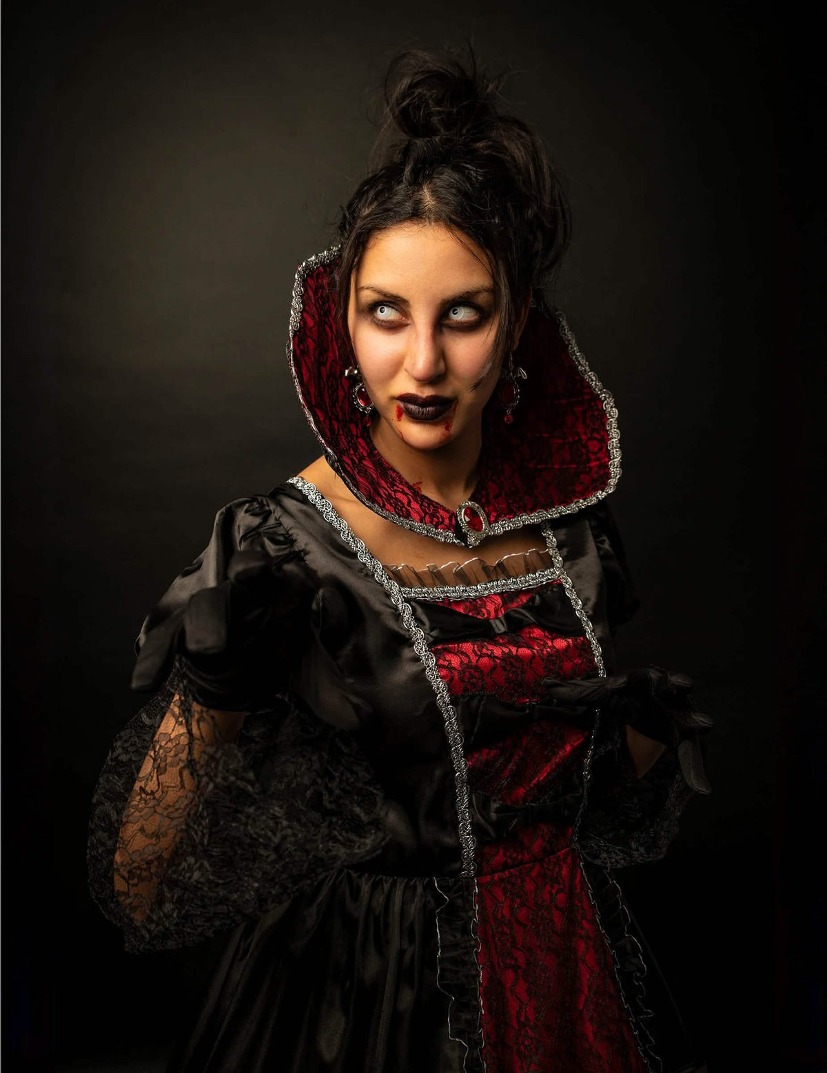 Detail der Schminke und der Ärmel des barocken Vampir-Luxus-Festive-Outfits für Damen