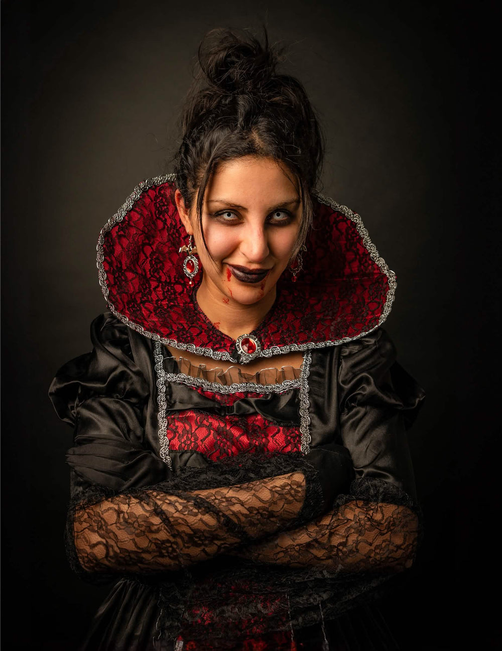 Nahaufnahme des Kragens und des Mieders des barocken Luxus-Vampirkostüms für Damen