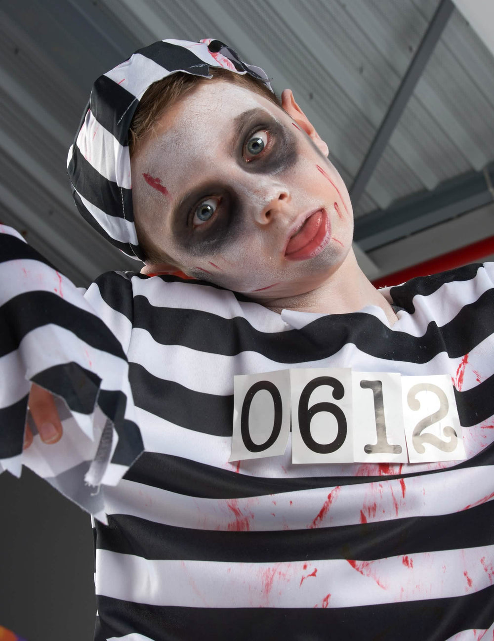 Großaufnahme der Schminke des Zombie-Gefangenen-Kostüms für Jungen