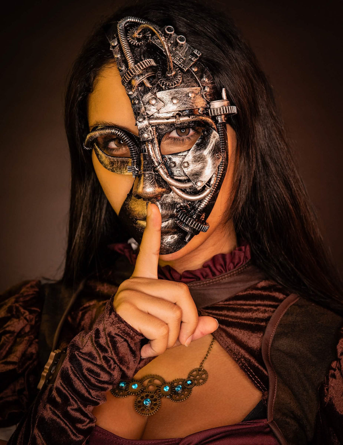 Großaufnahme der Steampunk-Halbmaske-Roboter, getragen mit einer Schweigegeste