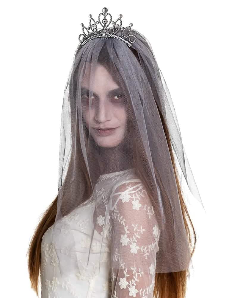 Nahaufnahme des über das Gesicht herabgeklappten Schleiers des Diadems mit Brautschleier für Damen
