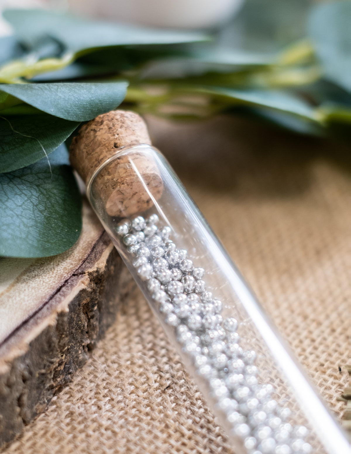 Détail de l'éprouvette avec son bouchon en liège du dragées perles de mariage pour fête