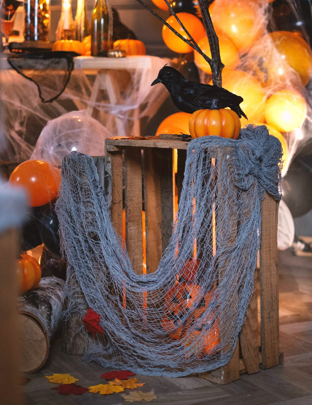 Drapiert über einer Holzkiste aus Halloween-Stoff zur Dekoration