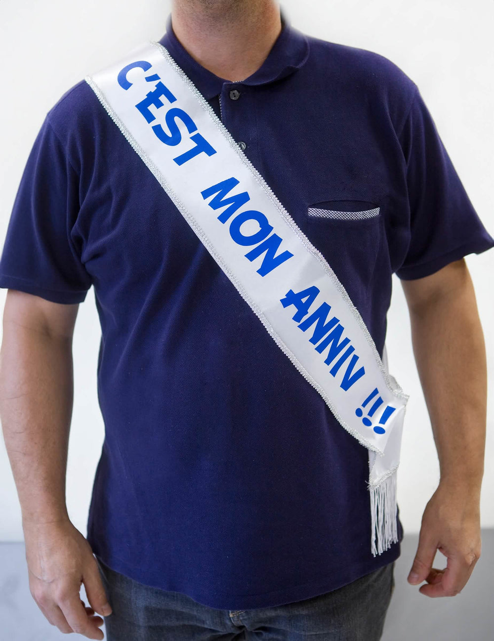 Vue de face de l'écharpe en satin c'est mon anniv