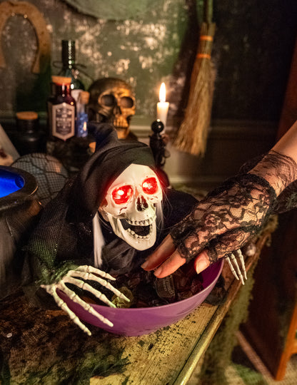 Mise en situation avec distribution de bonbons du Faucheur macabre avec bol lumineux