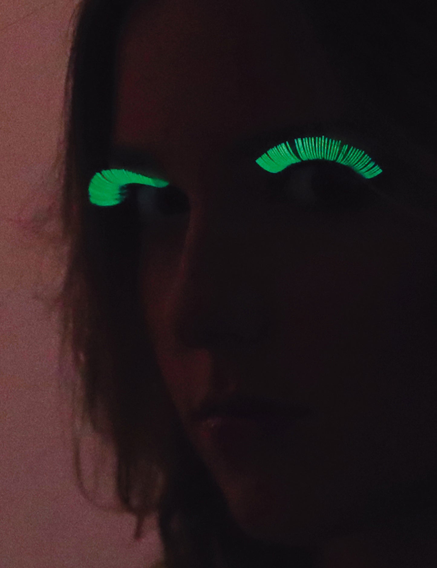 Effet dans le noir des faux-cils phosphorescents pour adulte