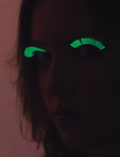 Effet dans le noir des faux-cils phosphorescents pour adulte
