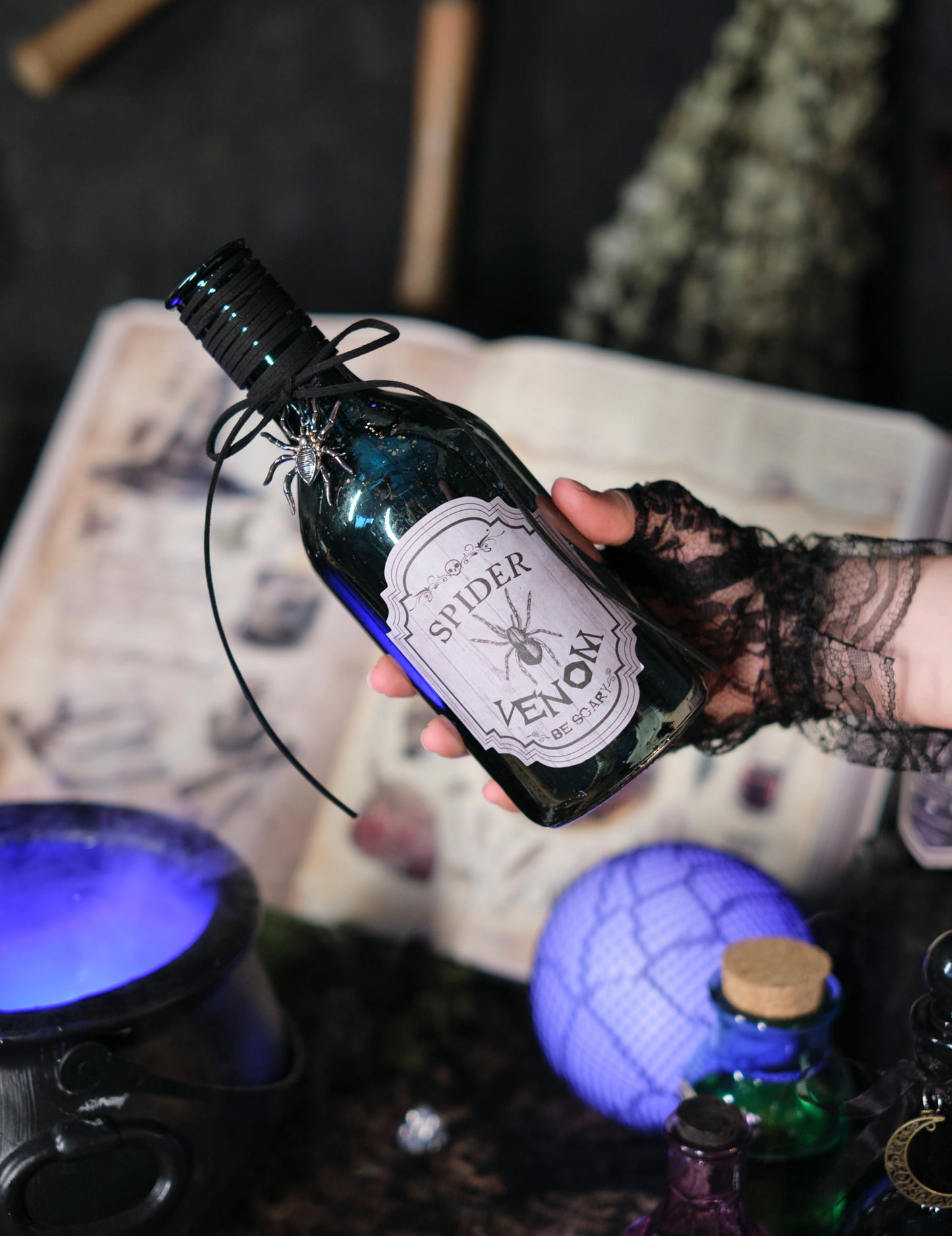 Schauriges Spinnen-Gift Phiole Partydekoration für Halloween grün 22 cm
