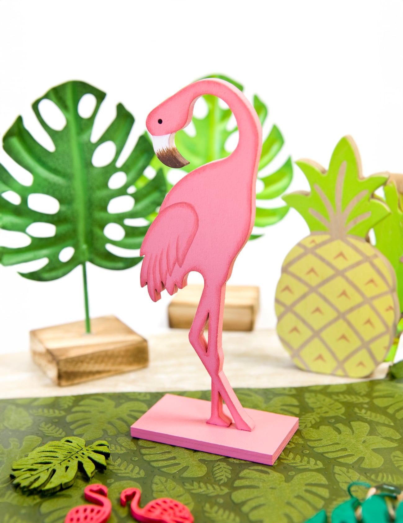 Mise en scène tropicale du flamant rose en bois sur socle pour décoration rose