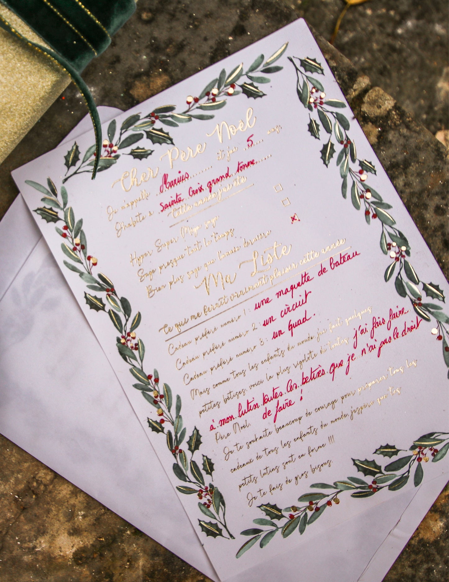Détail de l'enveloppe et du texte manuscrit de la lettre au Père Noël thème floral