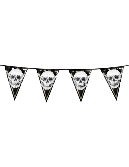 Gros plan sur un fanion de la guirlande de fanions en plastique Pirate Jolly Roger