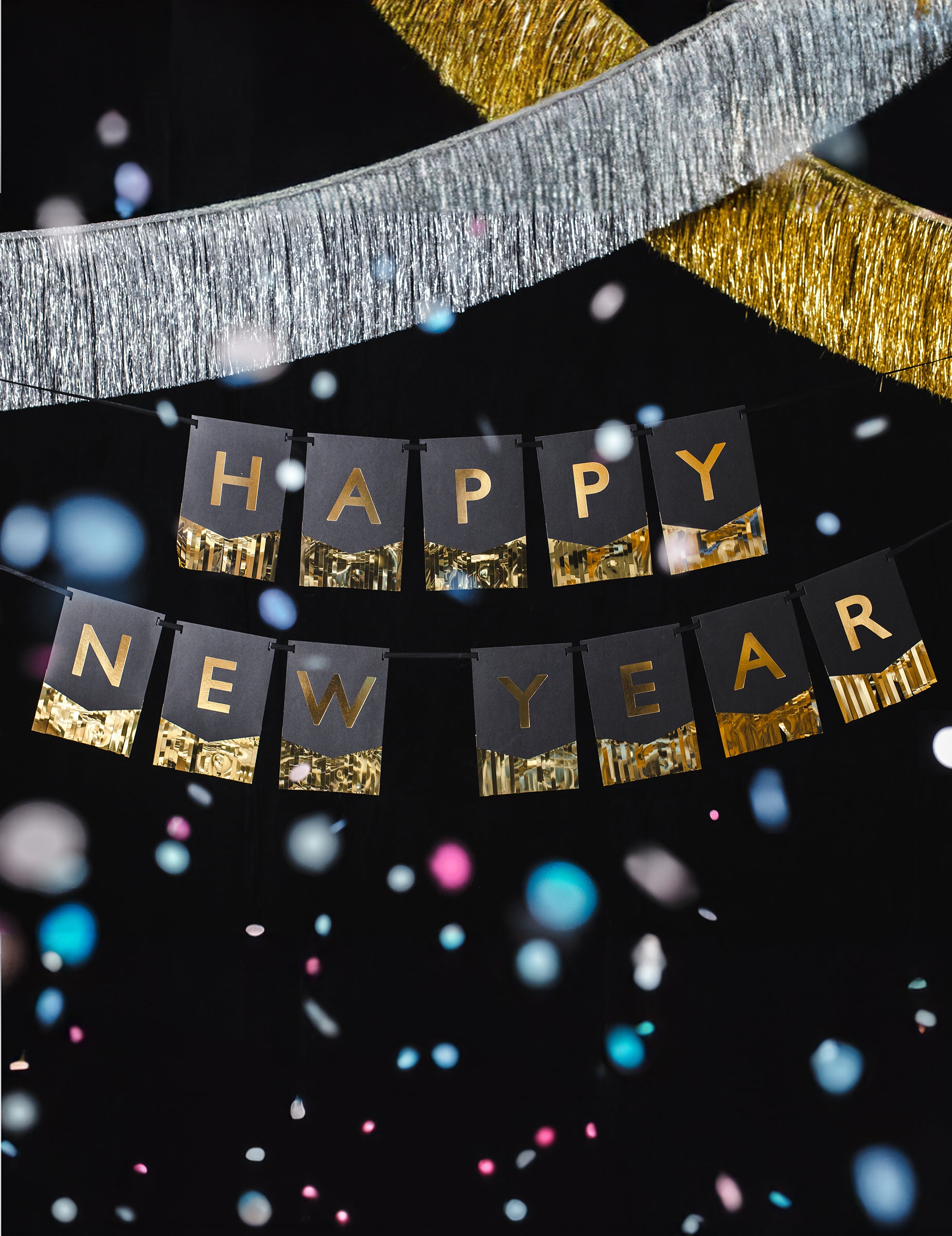 Mise en scène festive avec confettis de la guirlande à fanions Happy New Year