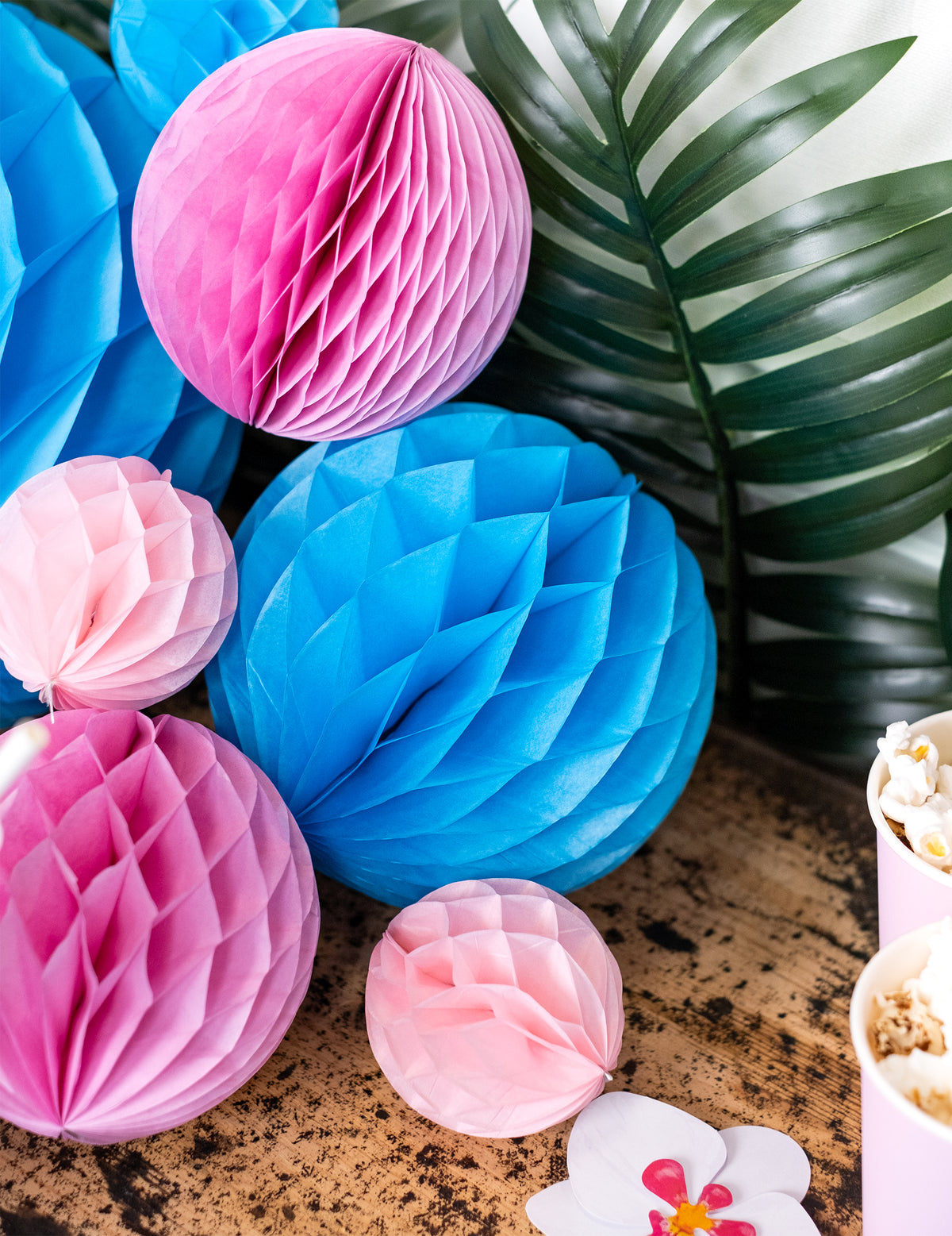 Gros plan sur les détails de la guirlande boules alvéolées pour fête