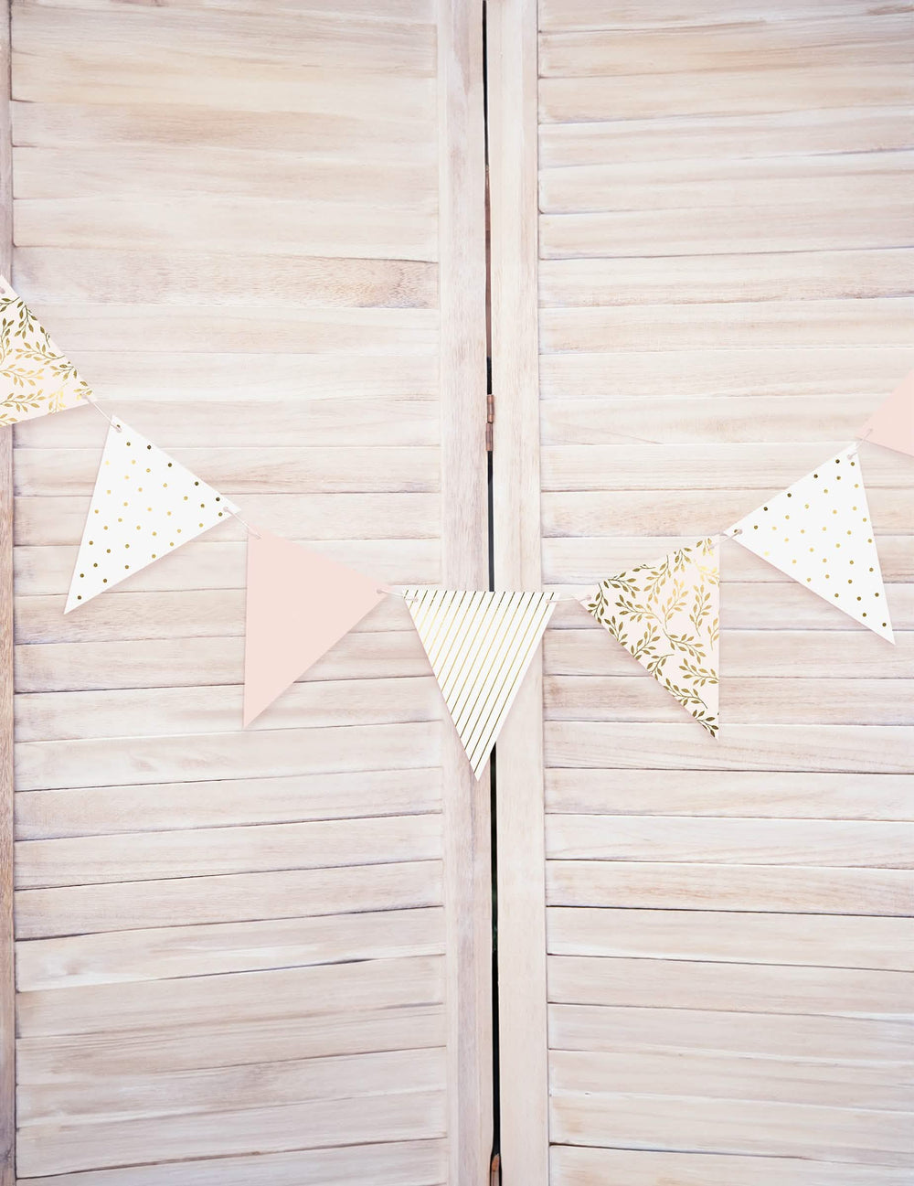 Vue d'ensemble de la guirlande de fanions en carton à motifs dorés pour fête rose et blanche