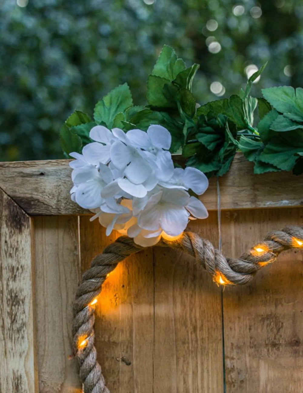 Détail d'une fleur de la guirlande de fleurs d'hortensia pour mariage