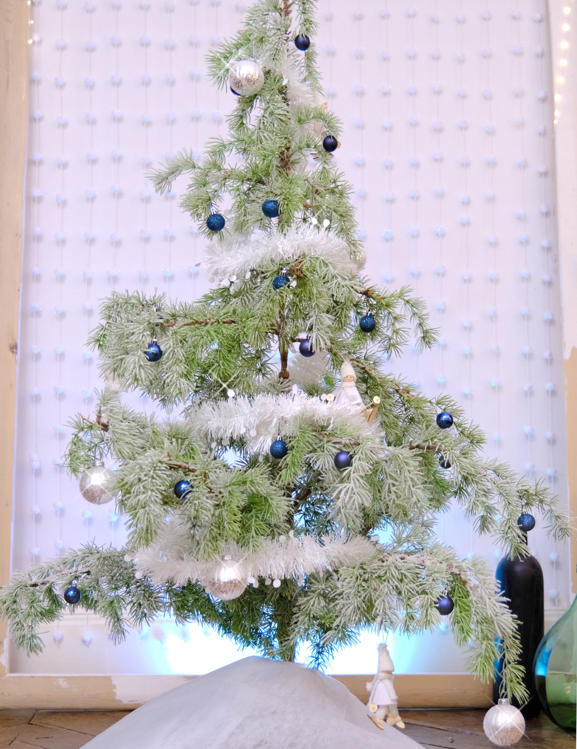 Mise en situation sur un sapin de la guirlande de sapin de Noël pour décoration