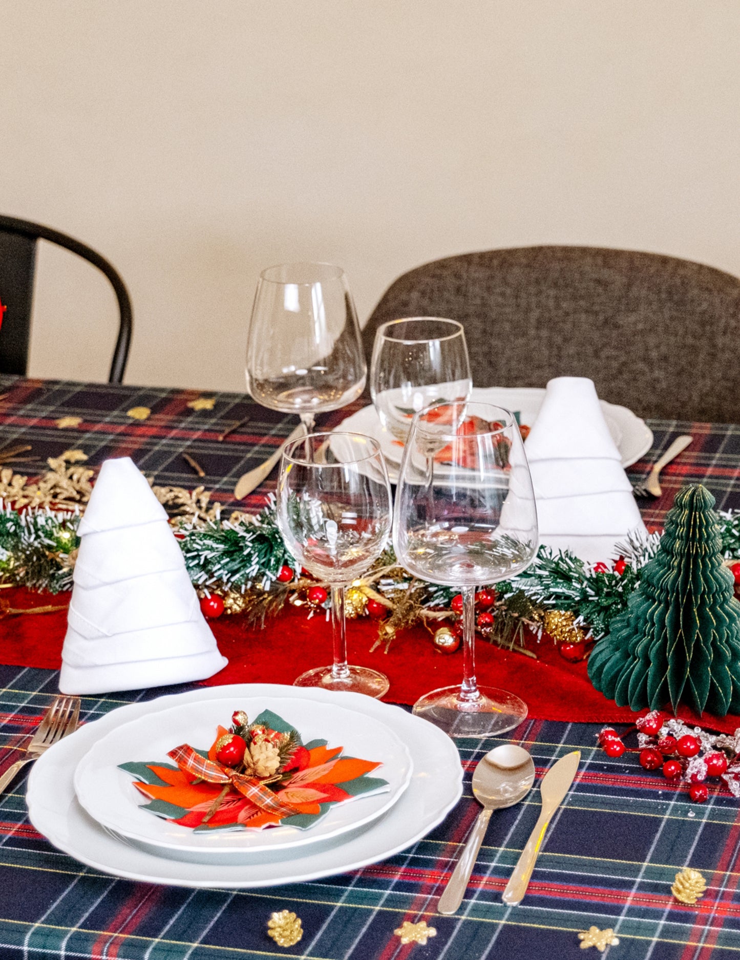 Mise en situation sur une table de la guirlande de sapin enneigée avec baies