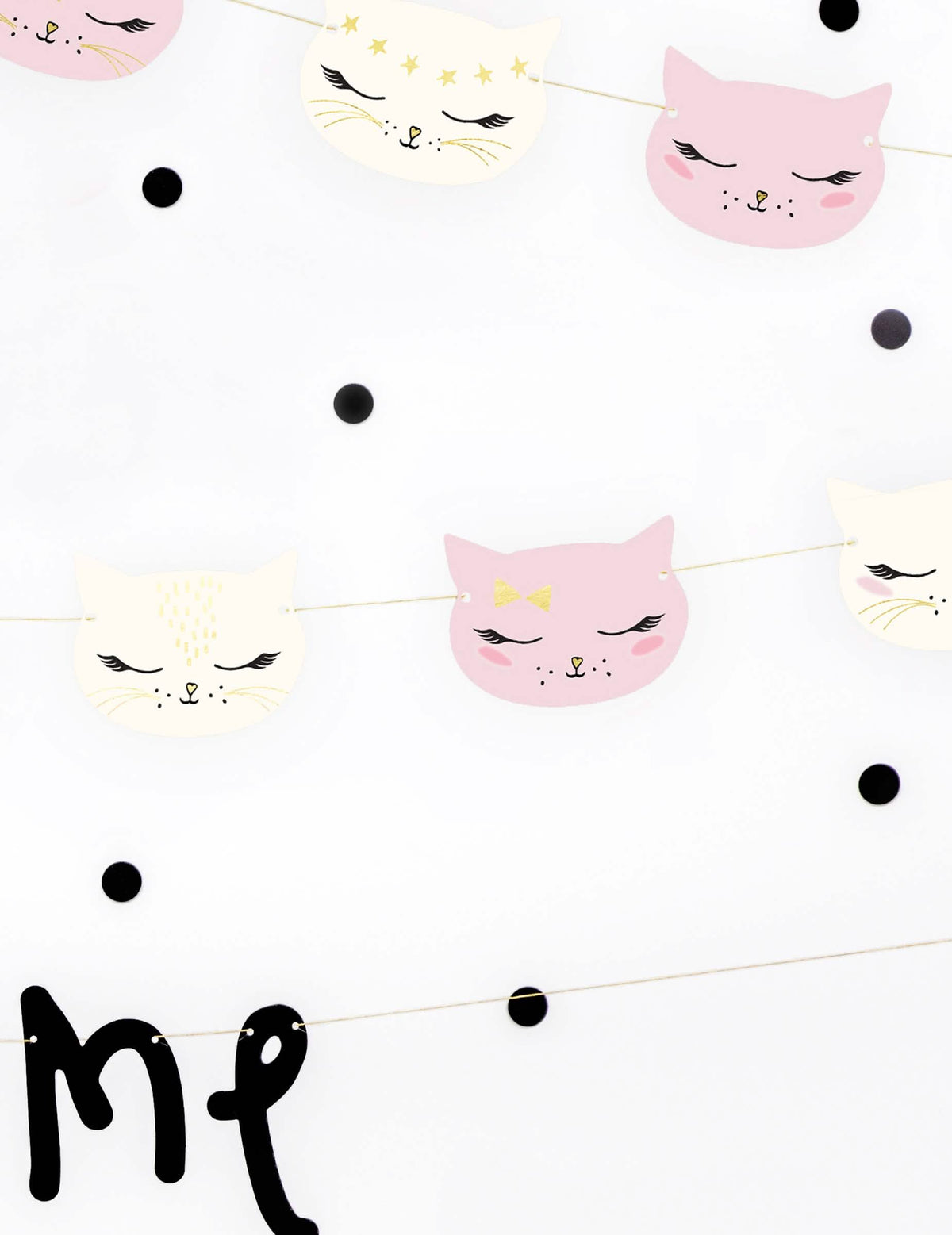 Détail des visages de chats de la guirlande en carton chaton
