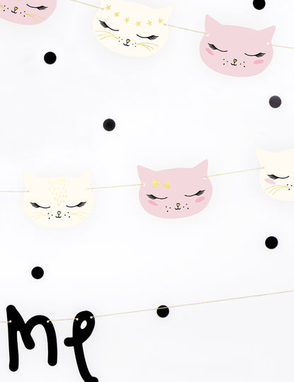 Détail des visages de chats de la guirlande en carton chaton