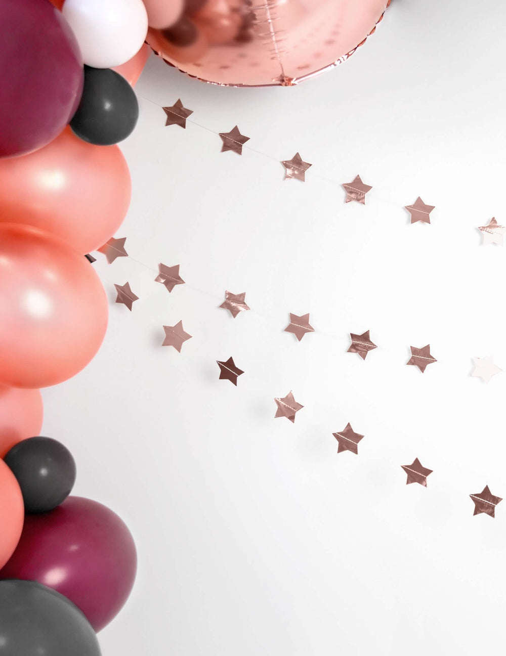 Mise en scène avec ballons de la guirlande en carton étoiles métallisées pour Noël